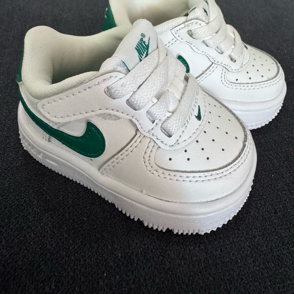 Nike Kids Sneakers in White and Green